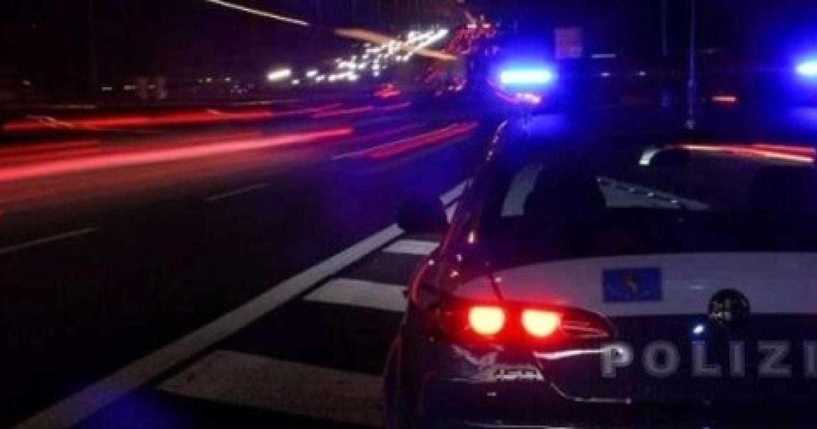 Centrano un manichino in autostrada e distruggono l'auto