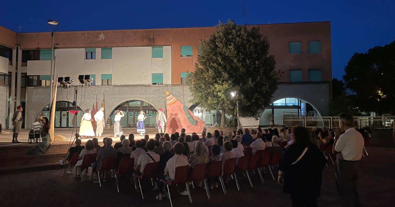 I "chiozzotti" danno spettacolo in piazza con le loro baruffe