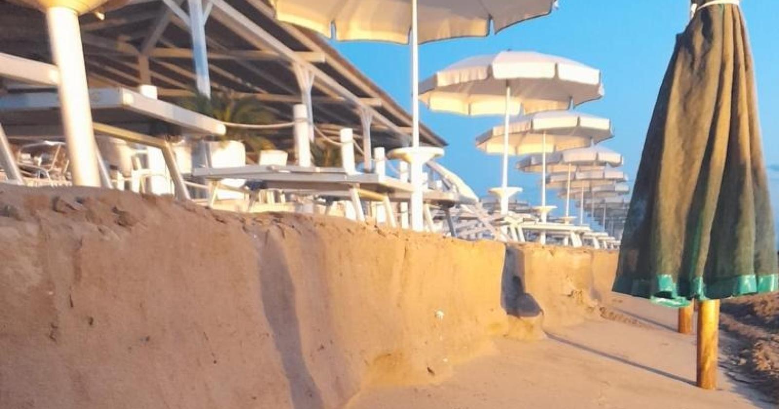 Bora, il mare si mangia la spiaggia