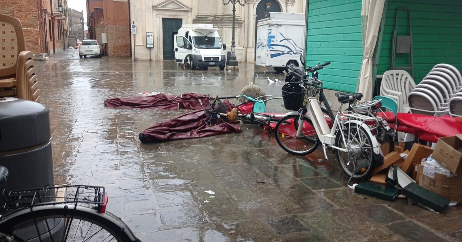 Ore 12,30 una bomba d'acqua devasta Chioggia e il litorale