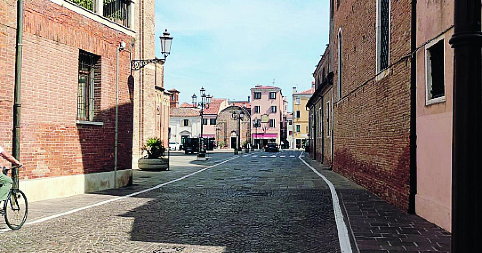 In Calle Duomo sfrecciano auto e moto