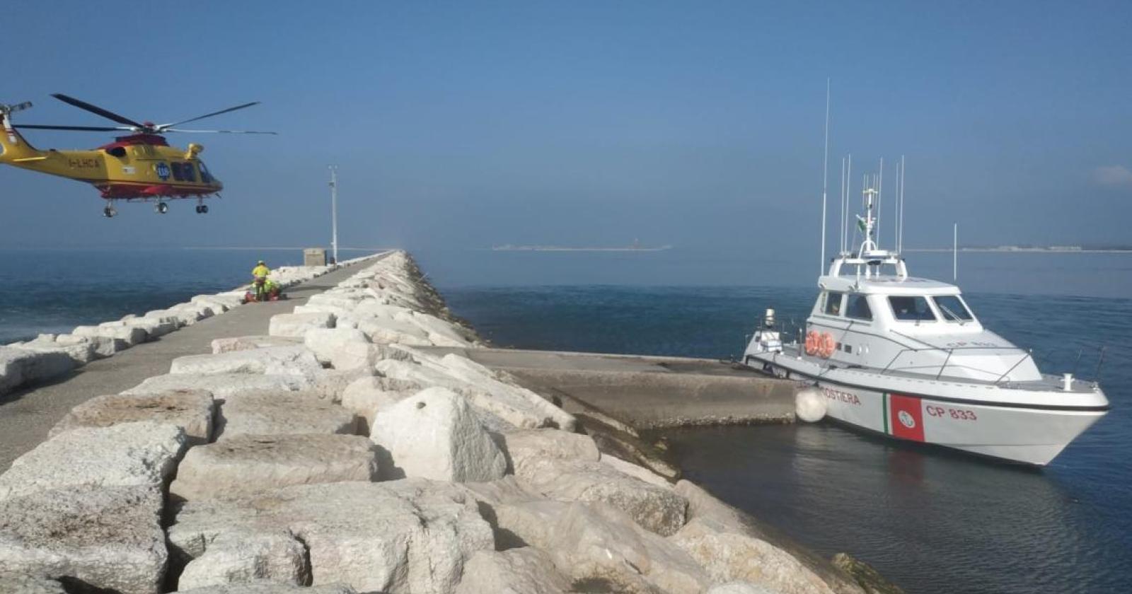 Si butta in mare dal terminal, lo salva la Guardia Costiera