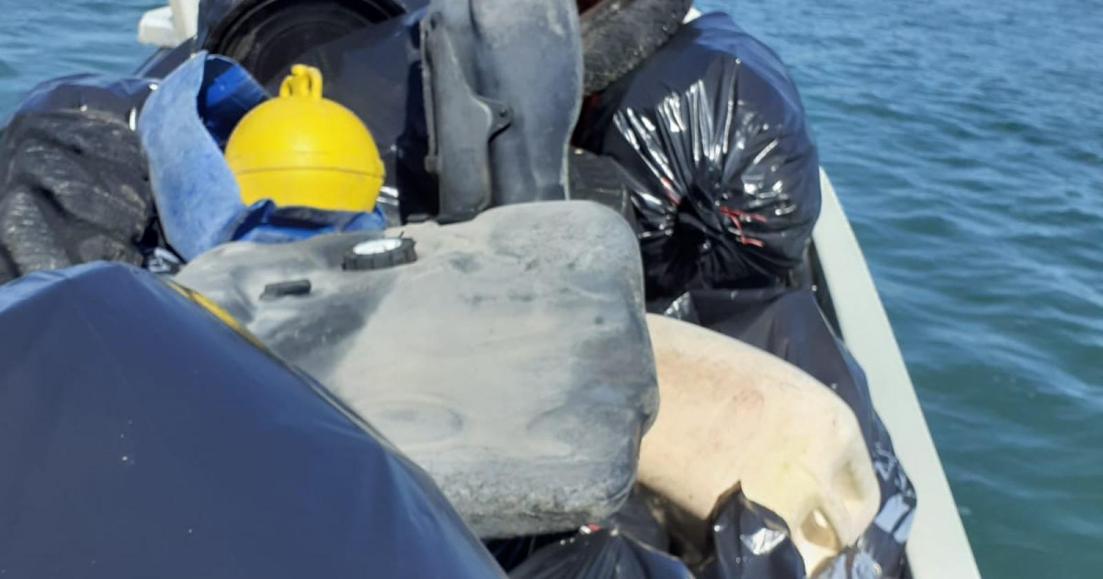 Grandi pulizie a Ca' Roman, c'è anche la prua di una barca