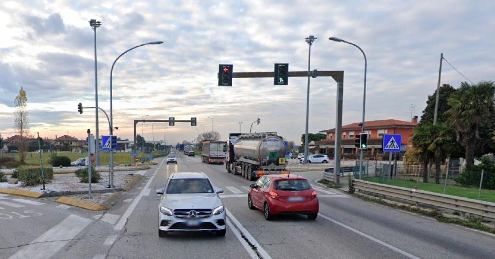 Il semaforo di Valli va in tilt, traffico nel caos