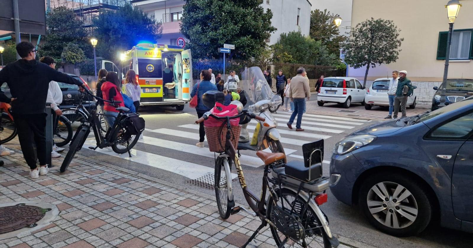 Falcia nonnina con la bici elettrica, è grave