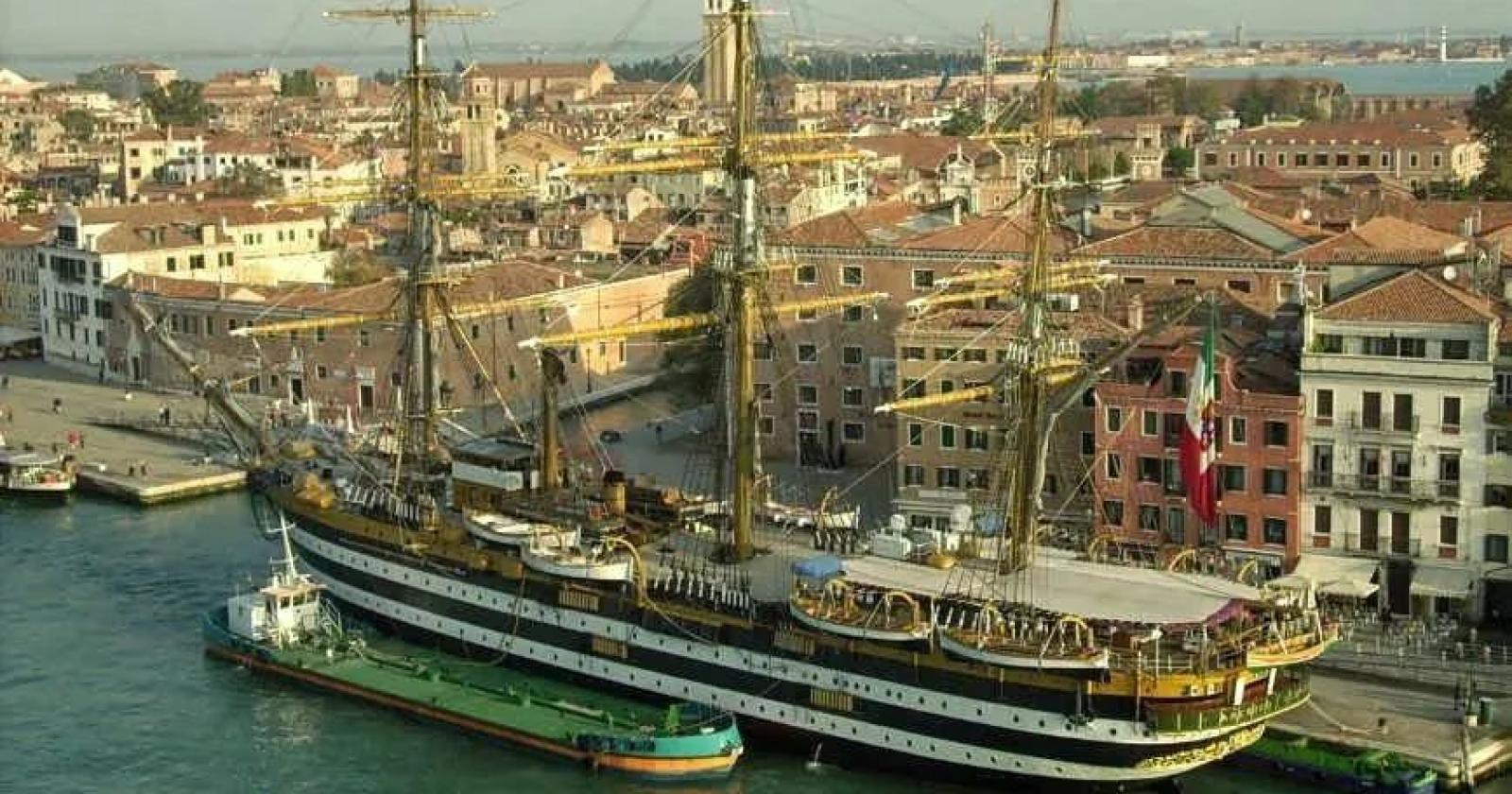C'è la Vespucci, è sempre una festa