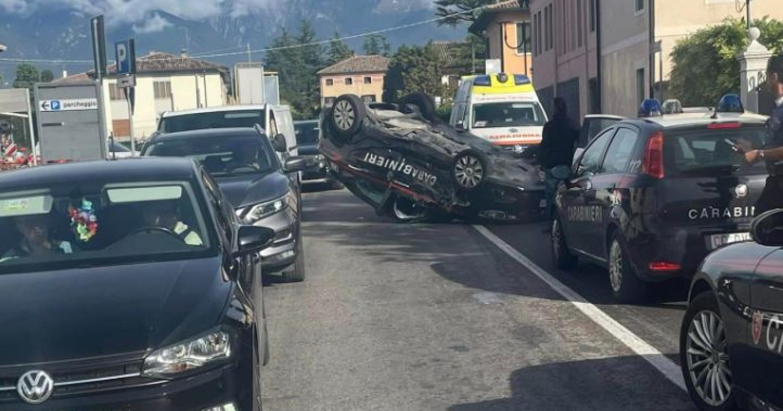 Paura e delirio in strada: 19enne uccide un ciclista e causa decine di incidenti. Fermato