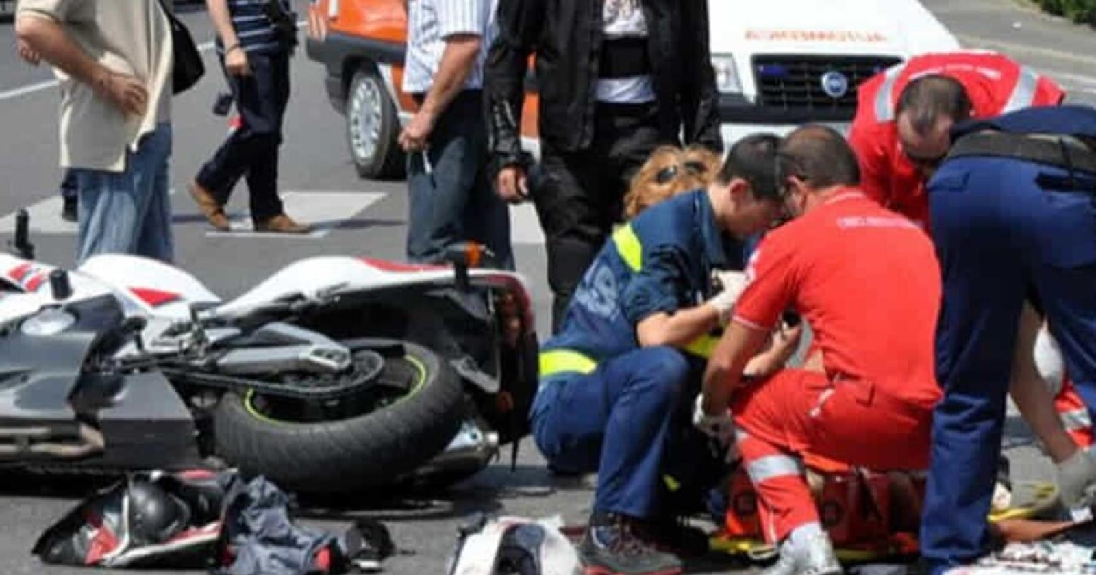 In moto contro il cantiere sulla Romea: ferito un centauro