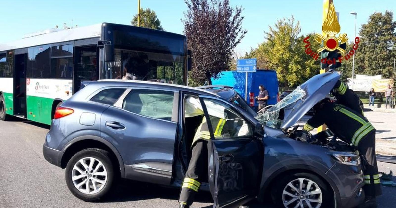 Pauroso schianto tra bus e auto: 11 feriti