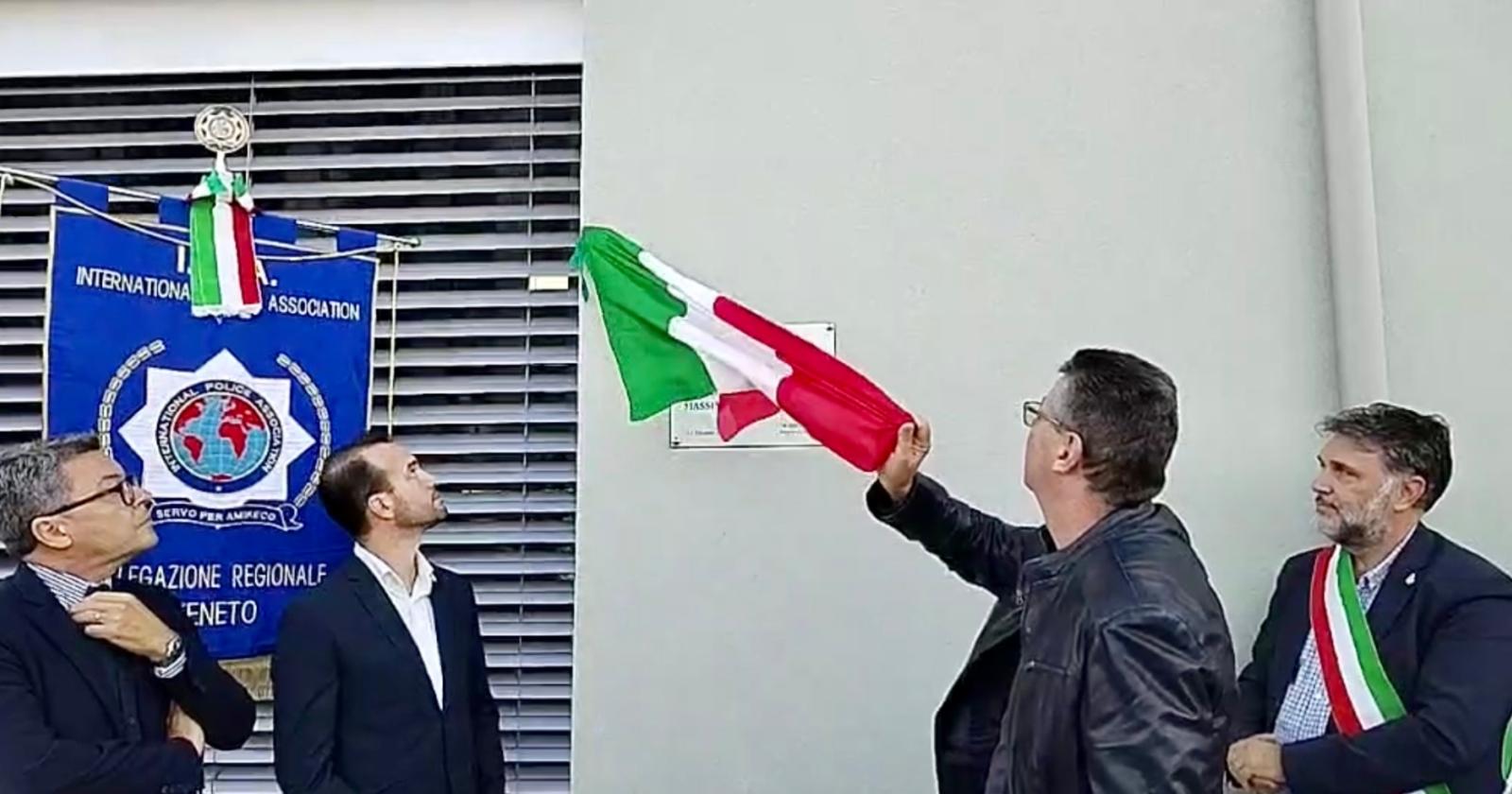 Silenzio e lacrime per Massimo