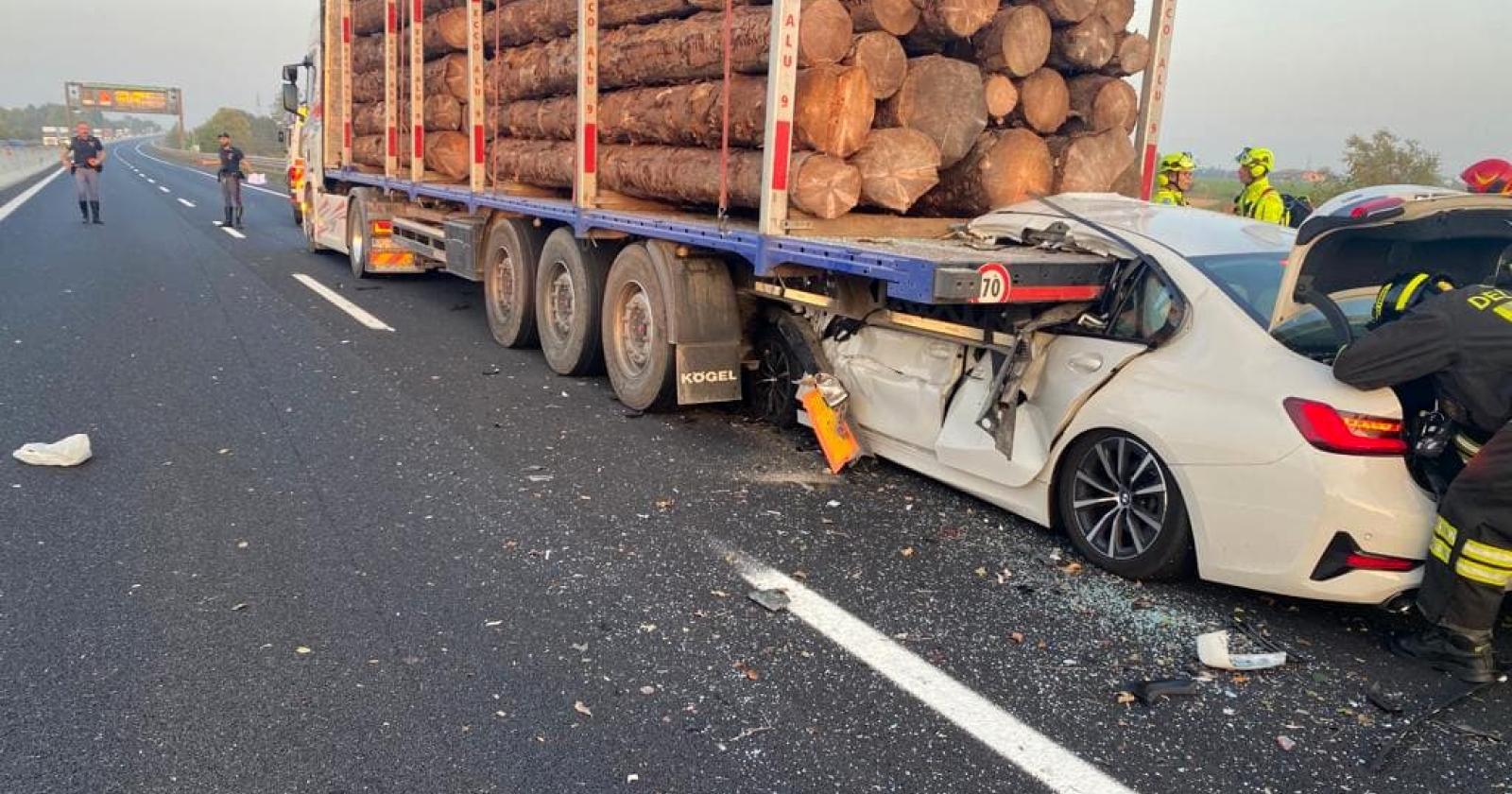 Auto tagliata a metà dal tir, muore un 48enne