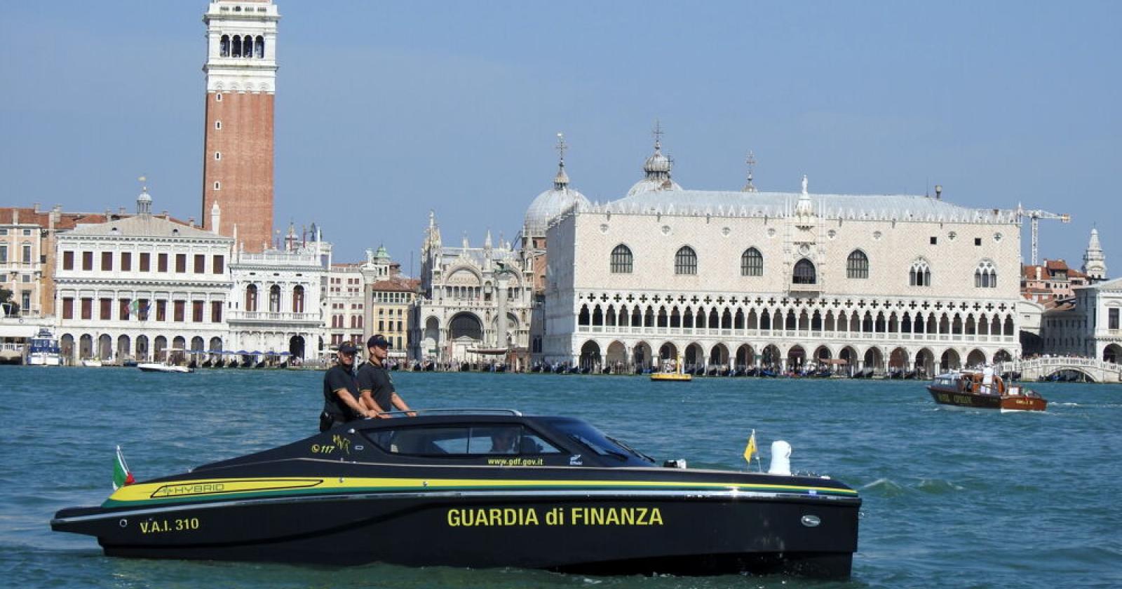 Ragazzino cade nel canale, salvato dalle Fiamme Gialle