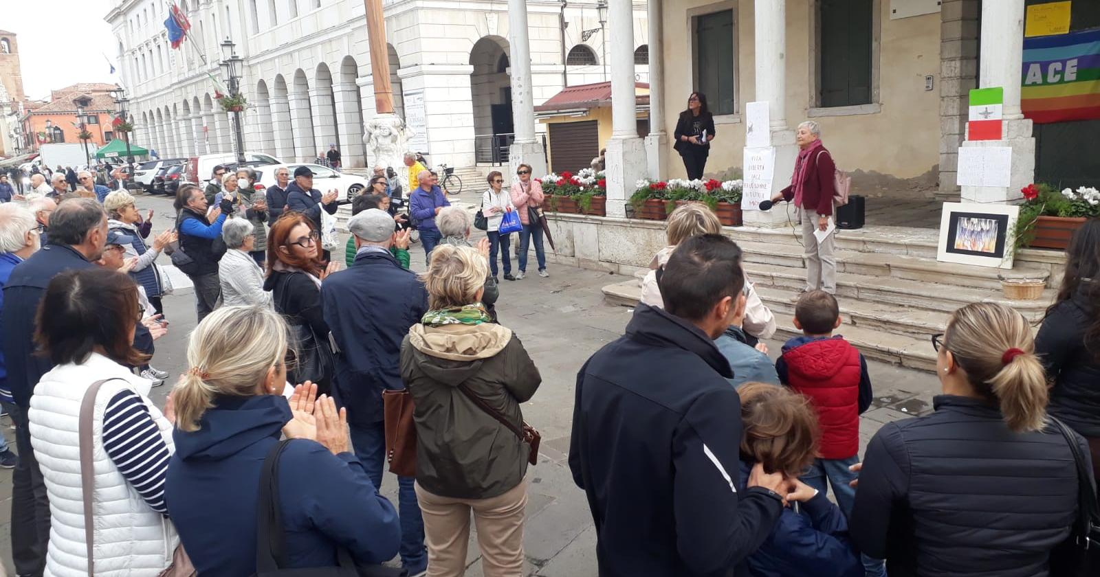 In piazza per la libertà delle iraniane, una giovane si sente male