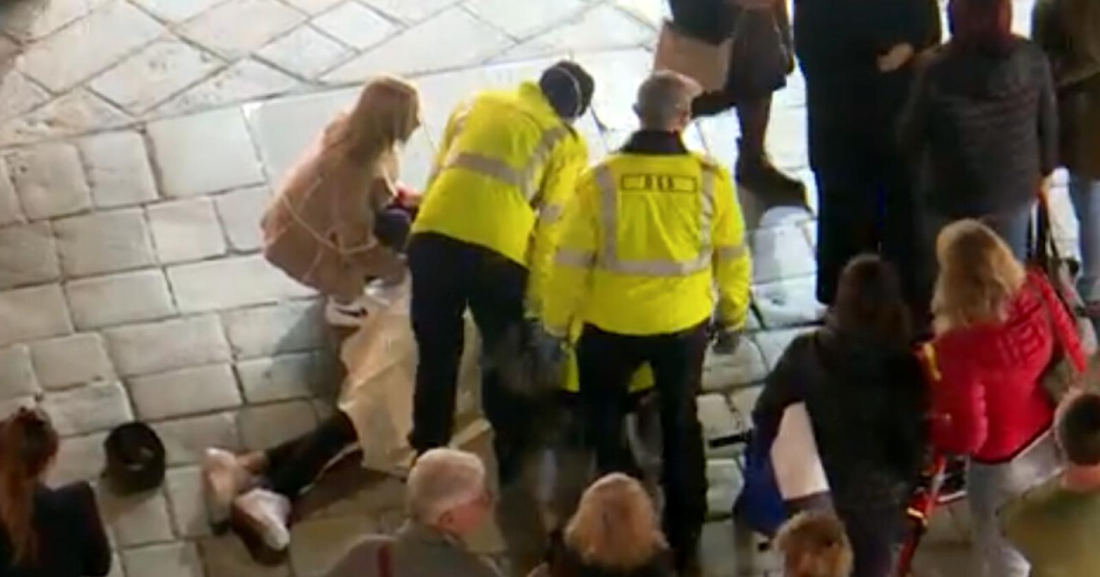 Pestano un ragazzo in mezzo alla gente, poi fuggono