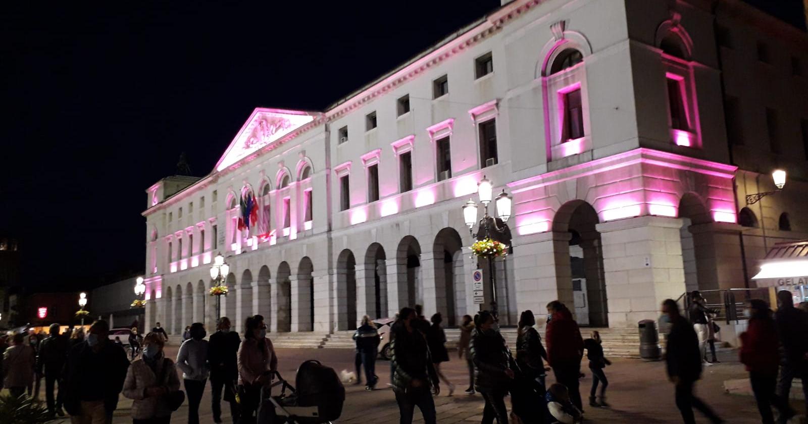 Prevenzione del tumore al seno, municipio in rosa