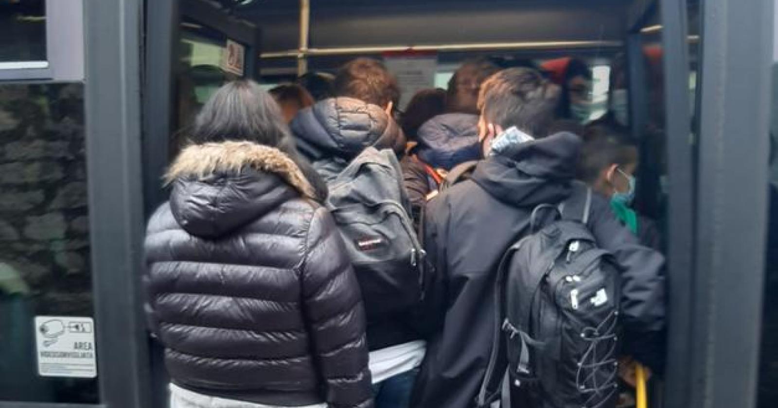 “Autobus troppo affollati e niente corse bis”