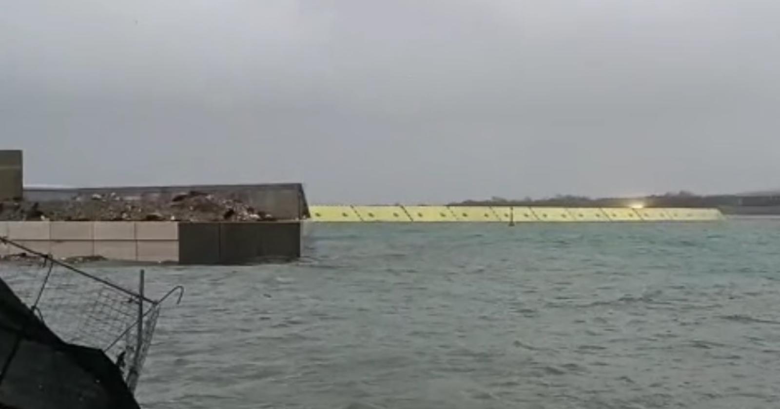 Giù le paratie Mose per far defluire la laguna