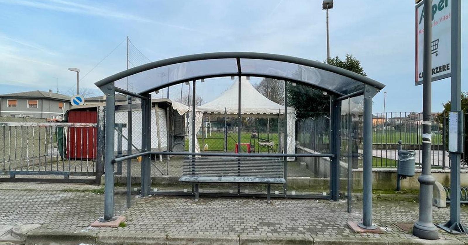 Sistemata la pensilina dei bus a Rottanova