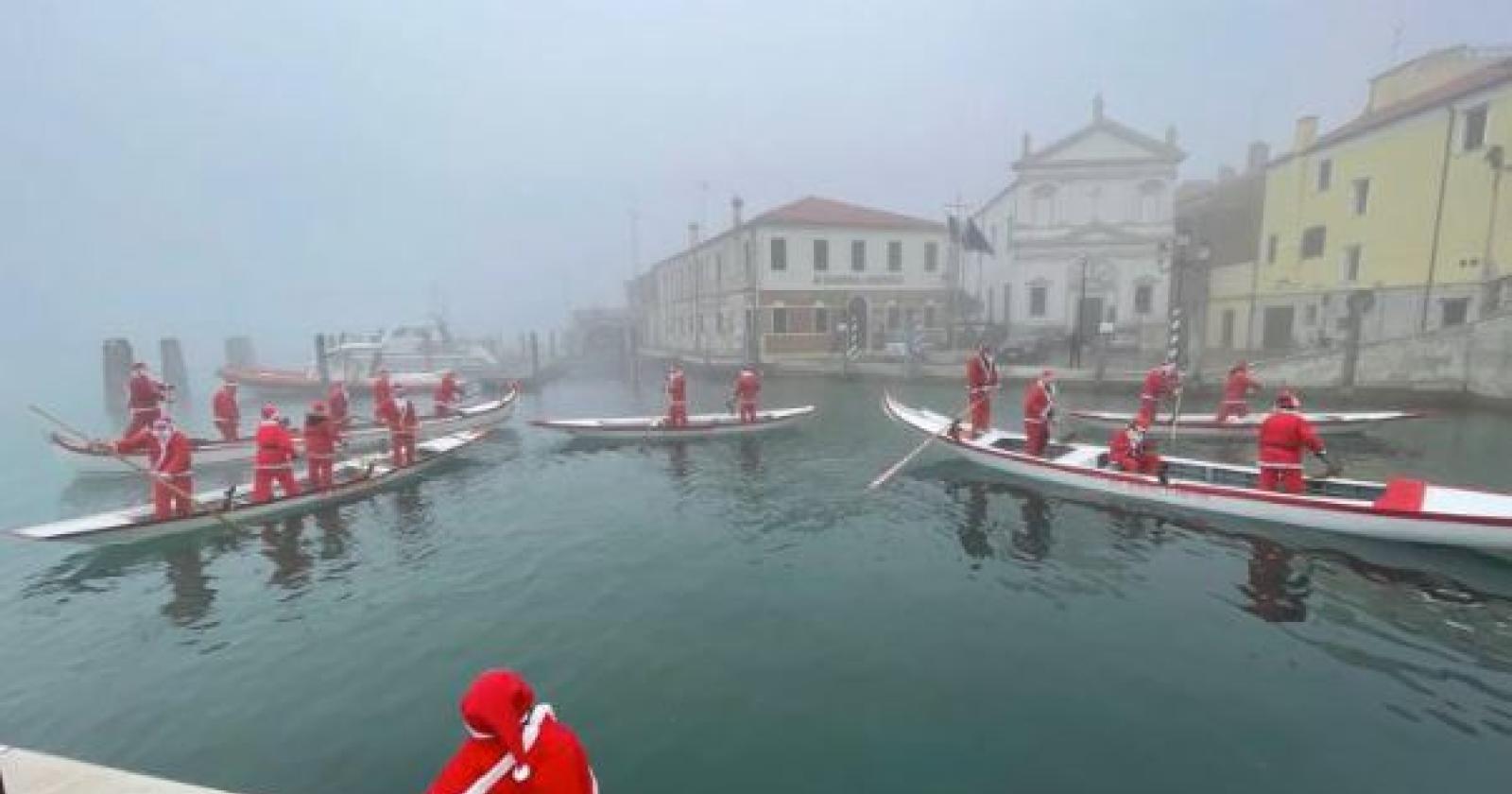 Babbo Natale corre veloce per sostenere la solidarietà