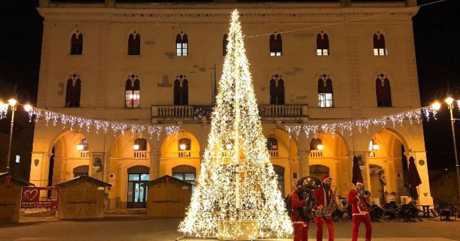 La città si illumina di festa 