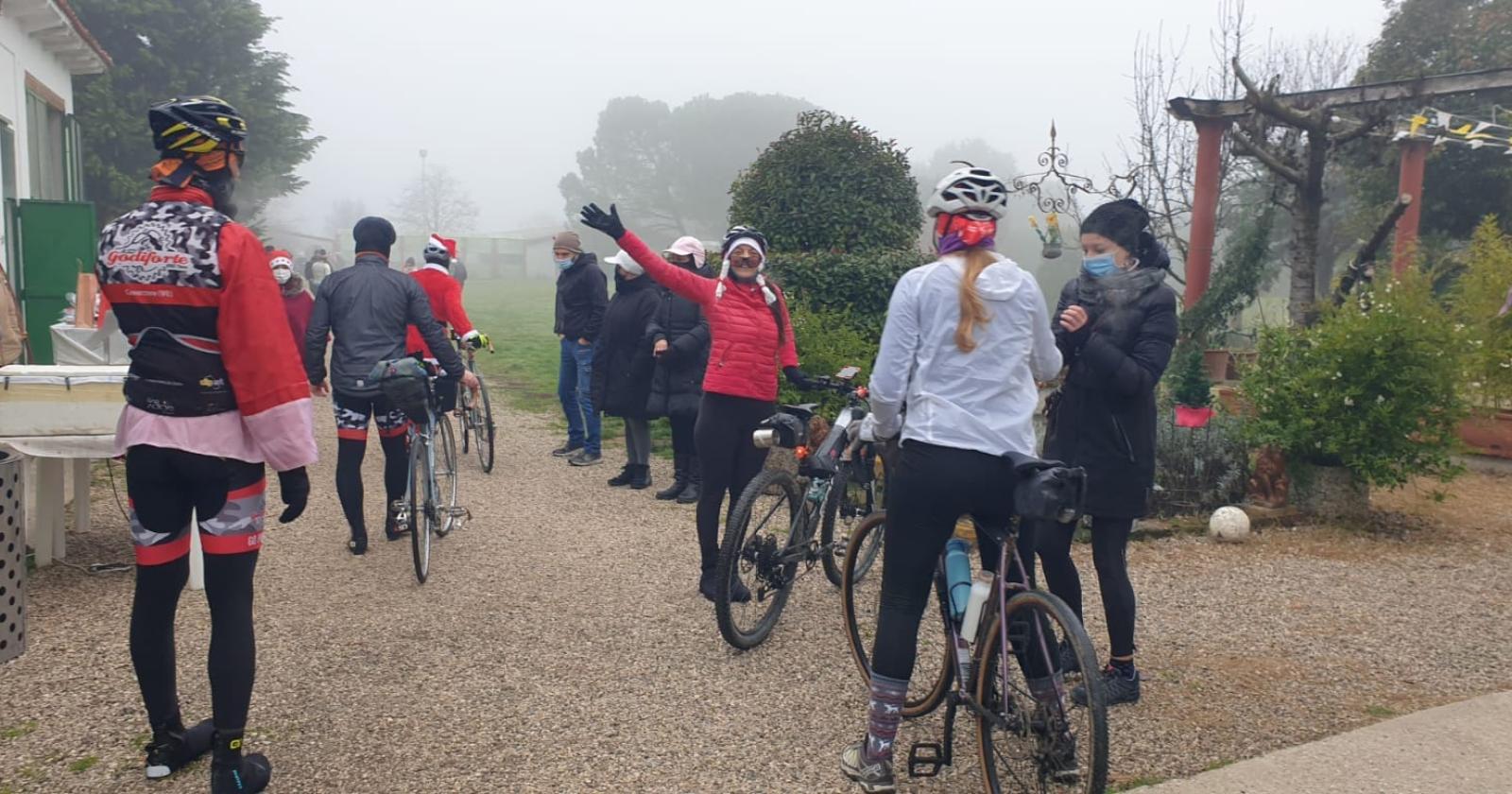 Babbi in bici per i cagnolini