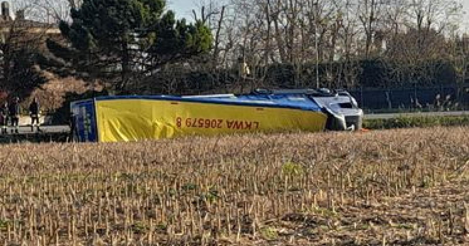 Camion si ribalta in via San Giuseppe a Ca' Lino