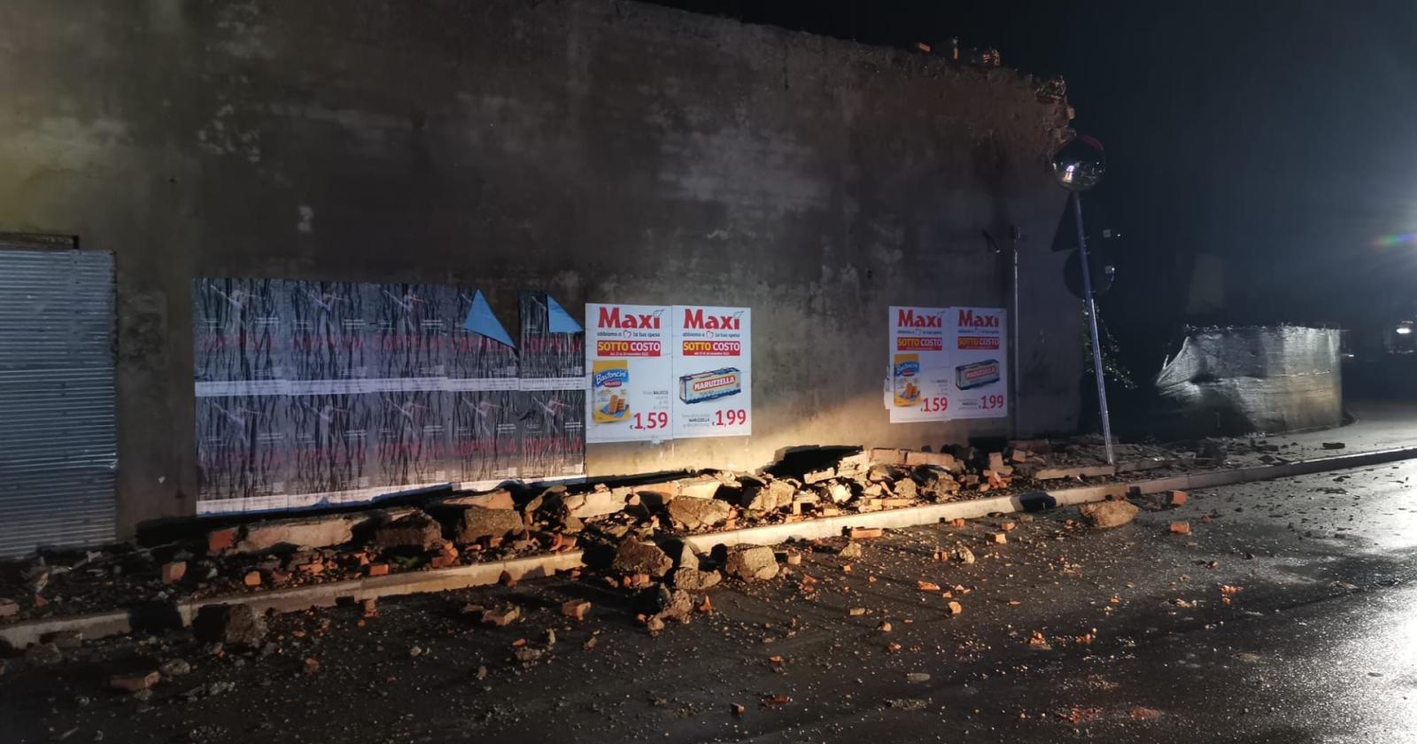 Crolla un muro in via del Boschetto