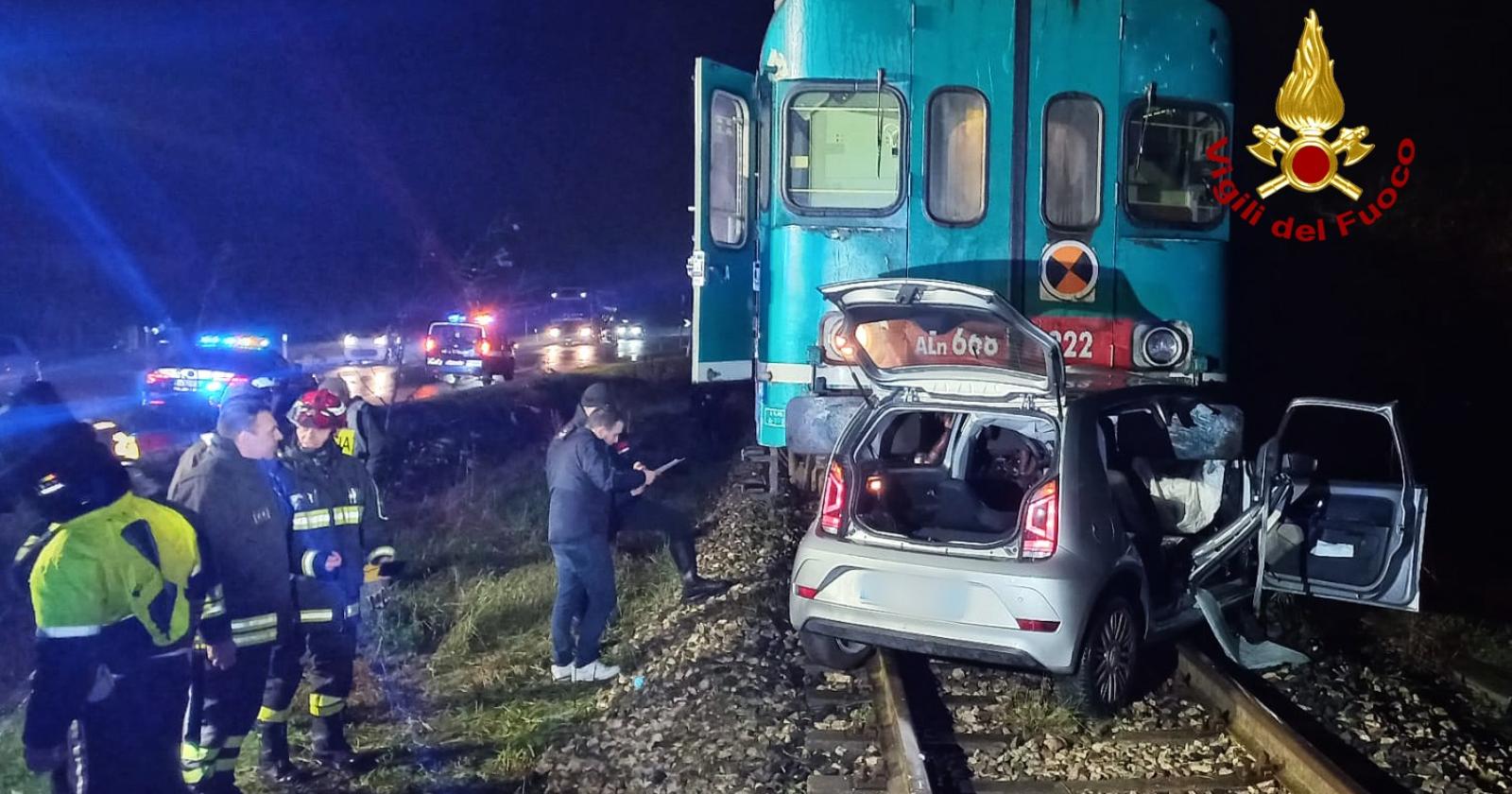 Auto travolta dal treno, c'è un ferito