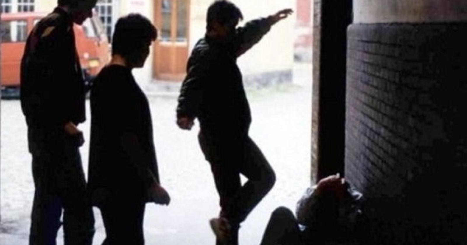 Aggredito a calci e pugni per rapinarlo