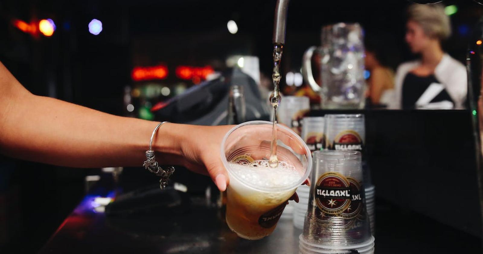 Capodanno, vietate bottiglie lattine e bicchieri in vetro