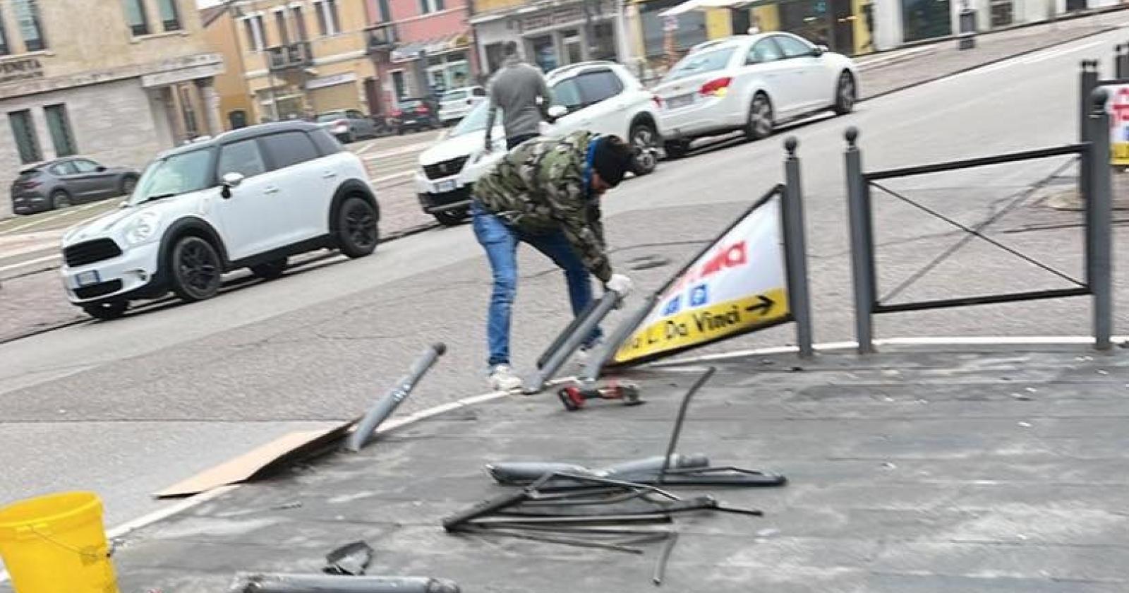 Centra le protezioni del marciapiede e fugge