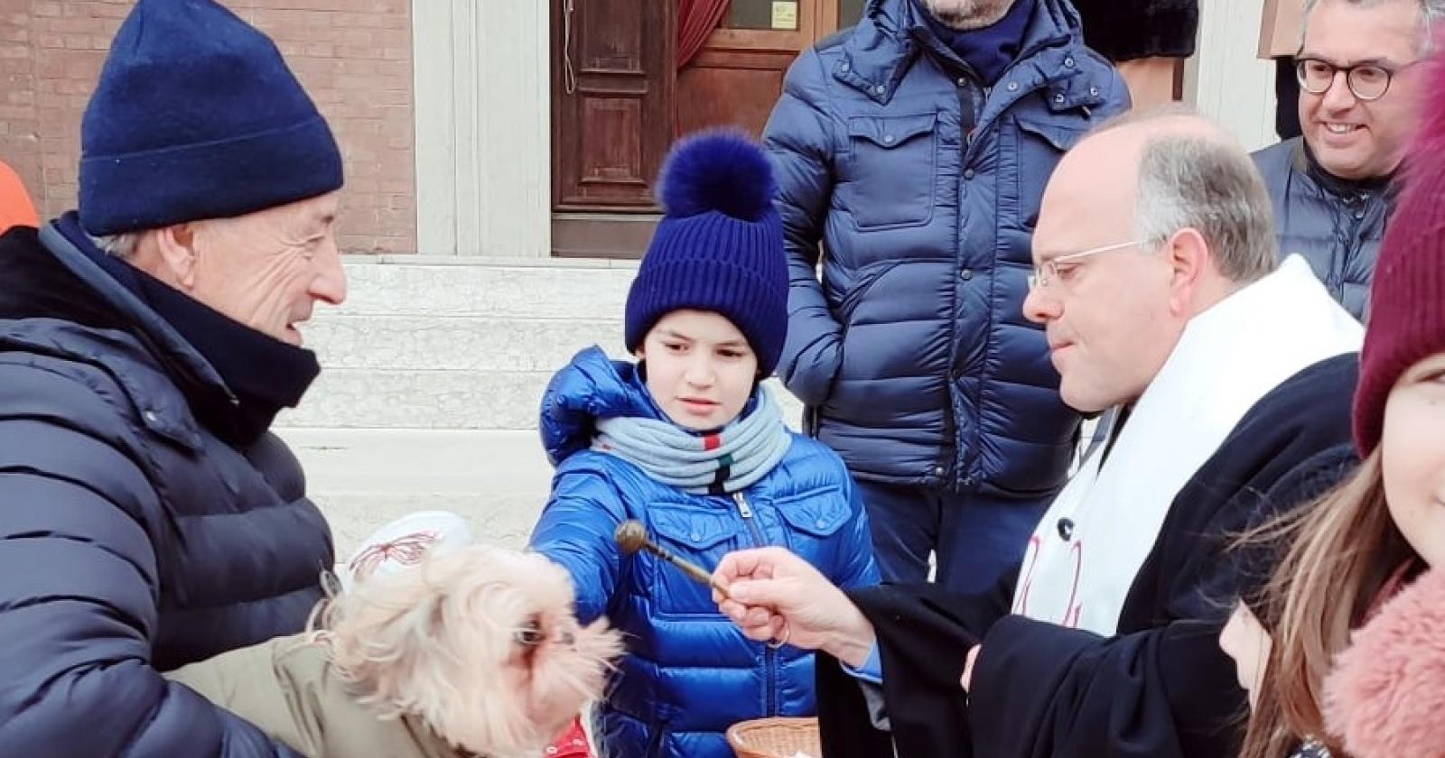 Benedizione dei cani sul sagrato del Duomo