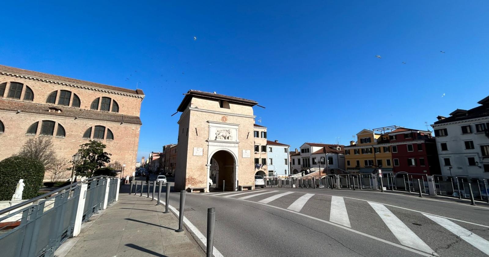 Porta Santa Maria, si rifà il pavè