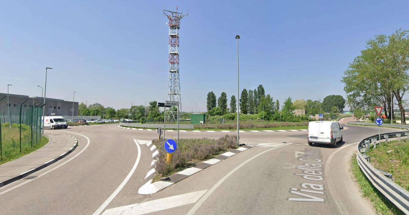 Tagliano l'erba lungo la strada, trovano un cadavere