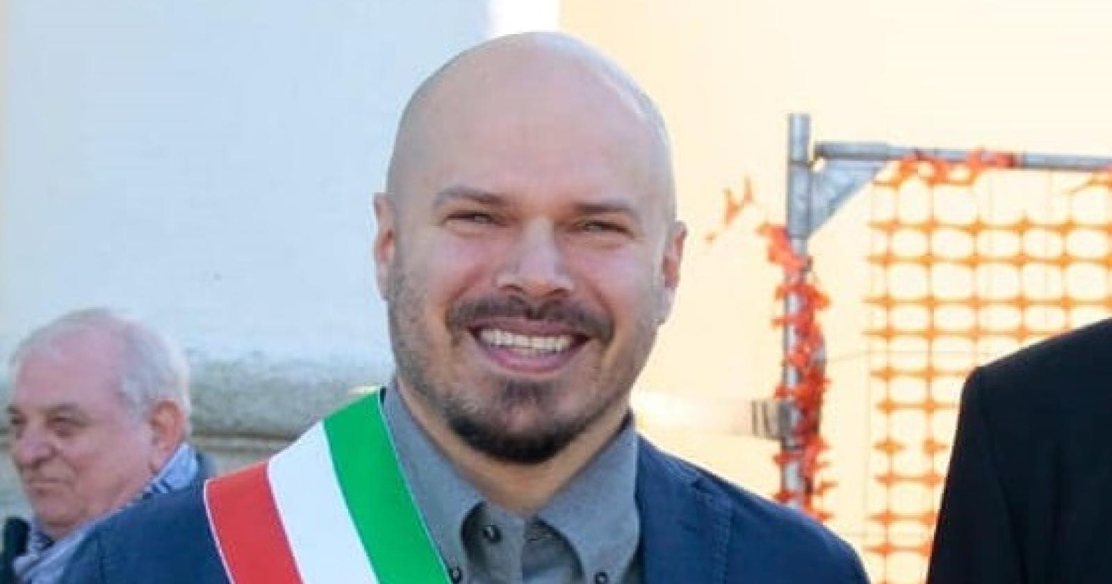Anagrafe in emergenza, il sindaco  dietro allo sportello