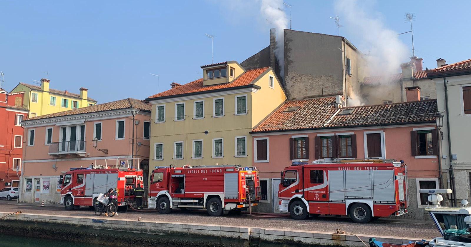 Incendio in centro storico, grave un 55enne