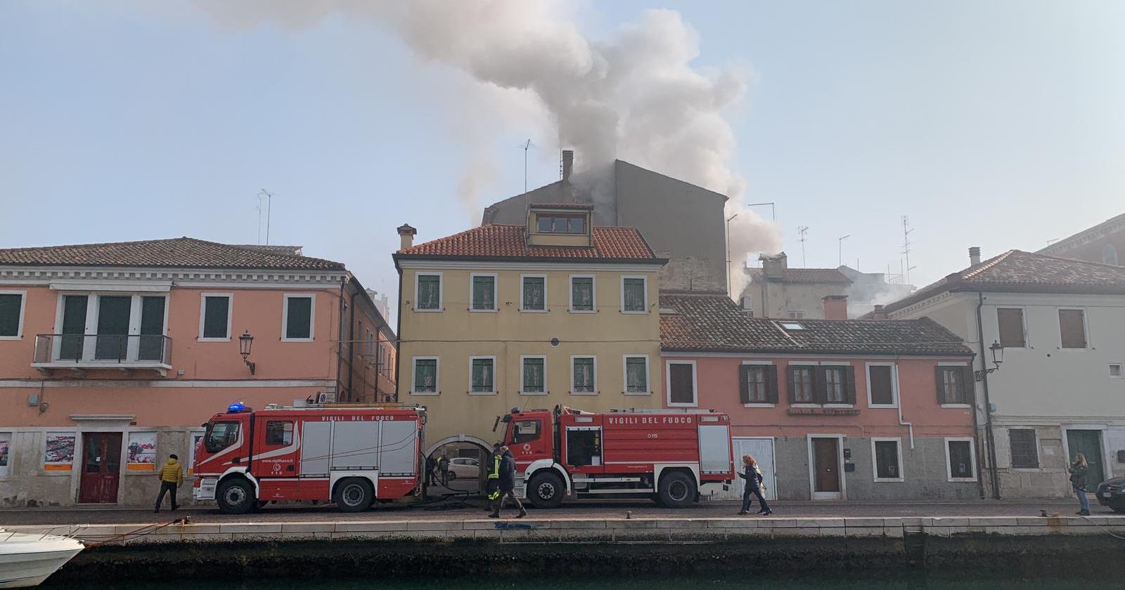 Voleva spegnere le fiamme, è grave un 55enne