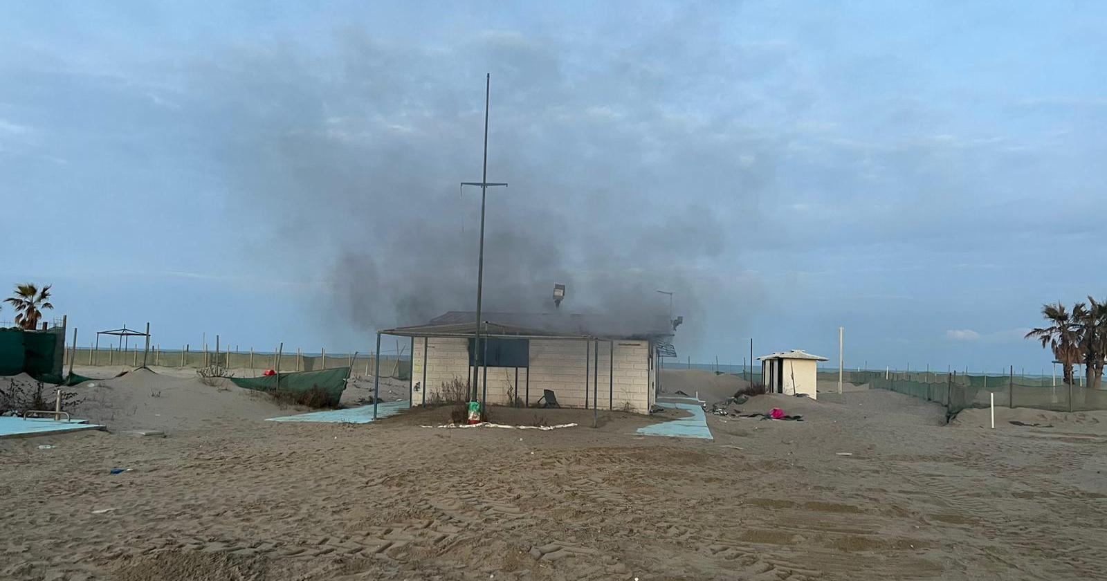 Incendio in spiaggia: area demaniale senza regole