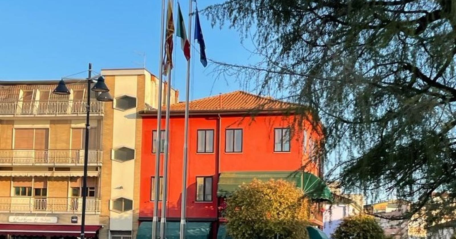 Tre nuove bandiere in piazza della Repubblica