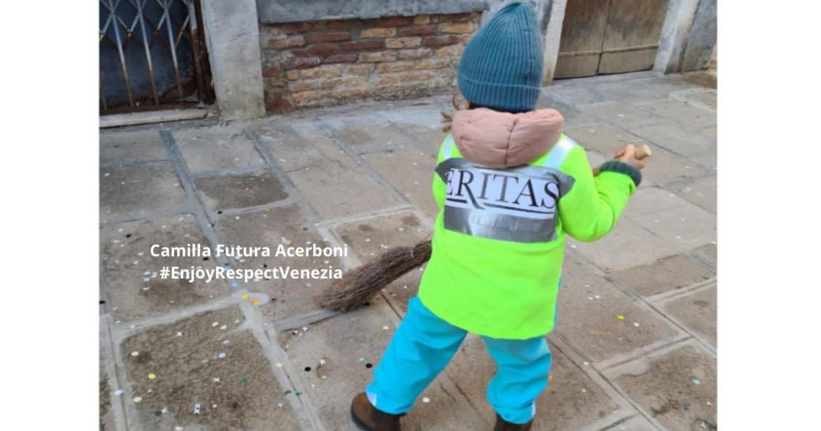 Vestita da spazzina per Carnevale, il cuore della piccola Camilla