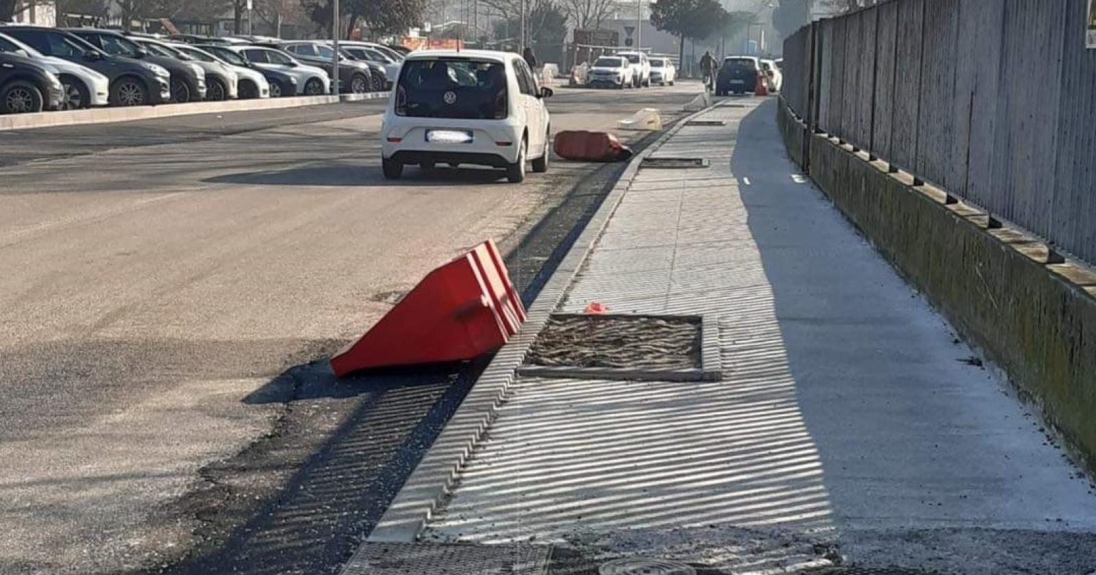 Via Togliatti, tocca ai marciapiedi