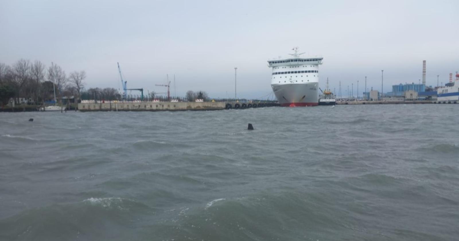 Sos in laguna, un traghetto urta la banchina
