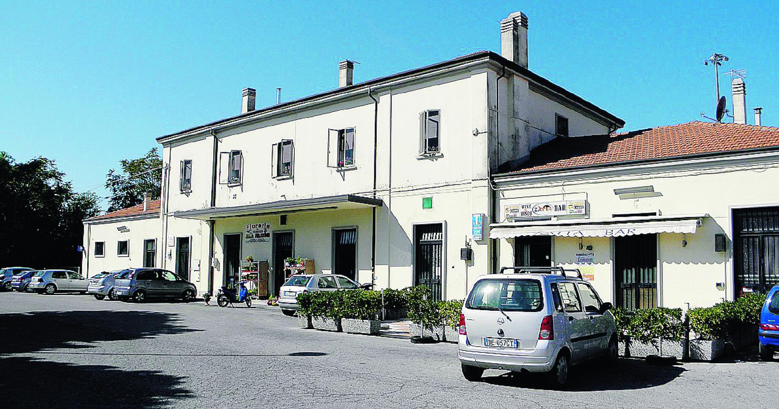 Sala d’attesa e passaggi a livello, confronto con Rfi