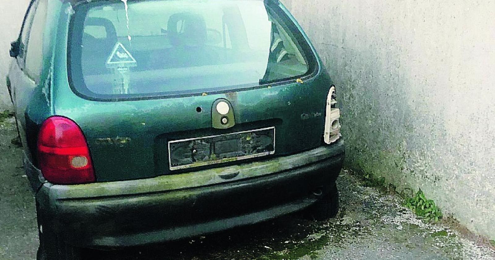 Auto abbandonate, bimbo si ferisce