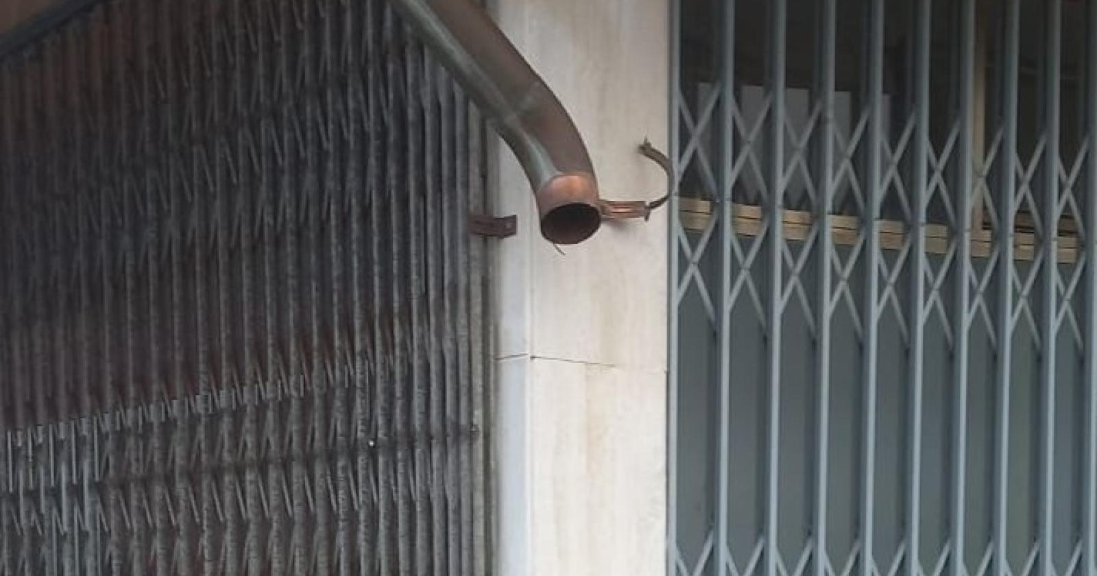 Rubano le grondaie della tabaccheria