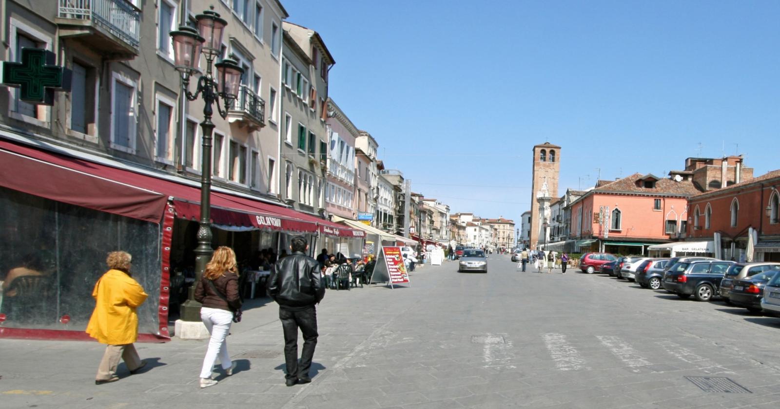 No al mercato "schiena a schiena" per i lampioni