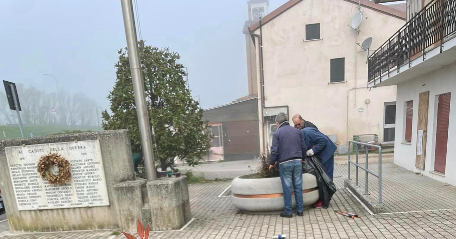 Fioriere sistemate nelle frazioni