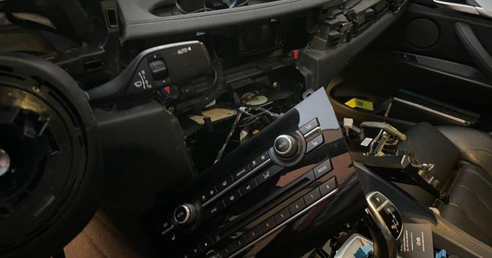 Smontava pezzo per pezzo le auto parcheggiate: beccato e arrestato 