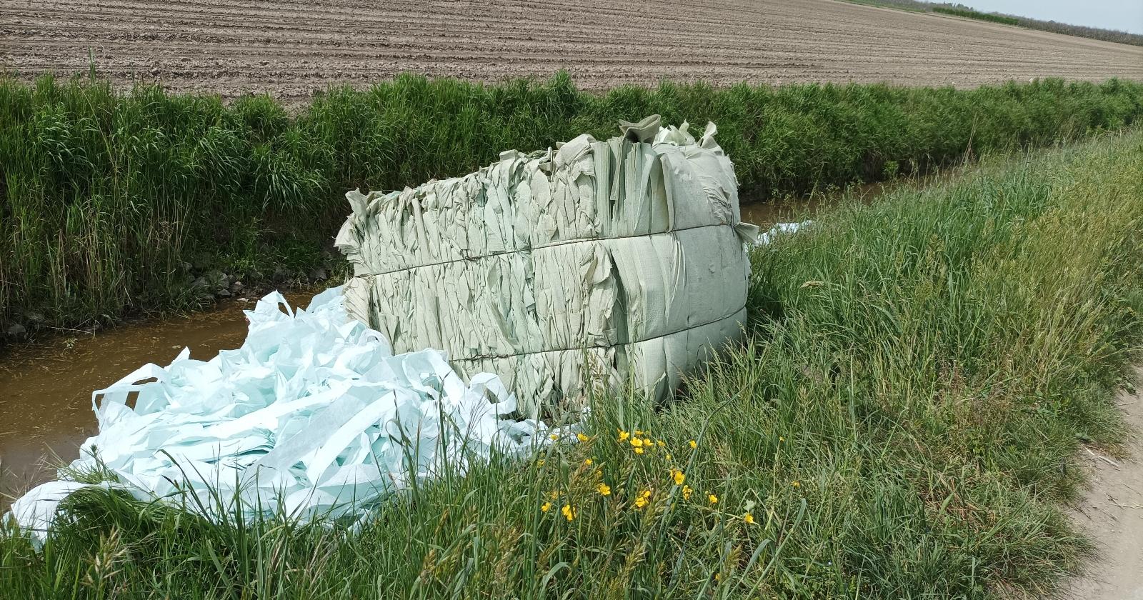 Ancora rifiuti tessili abbandonati sulla strada