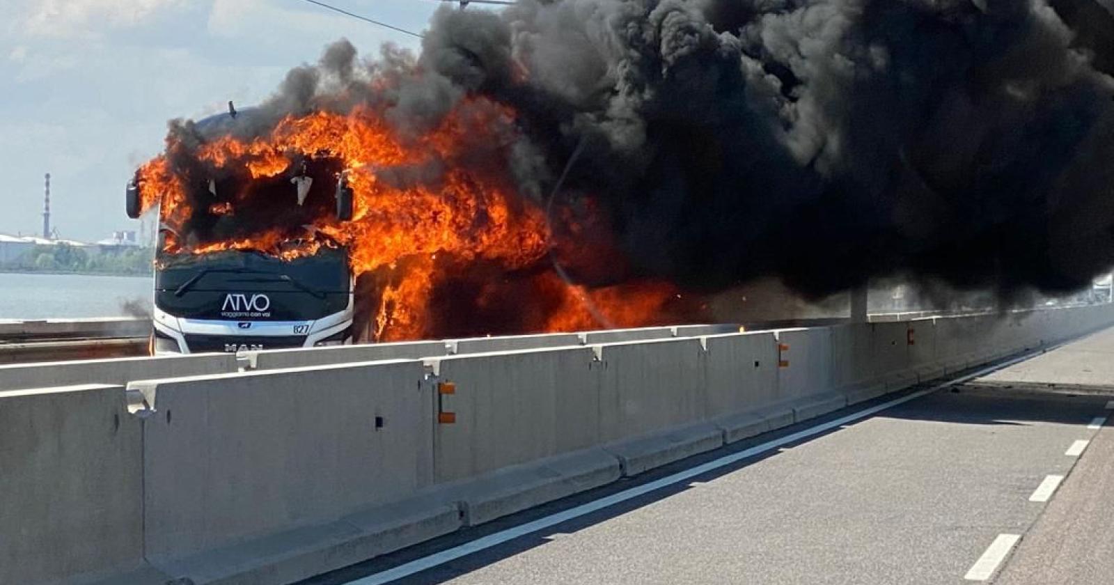 Autobus in fiamme sul ponte della Libertà